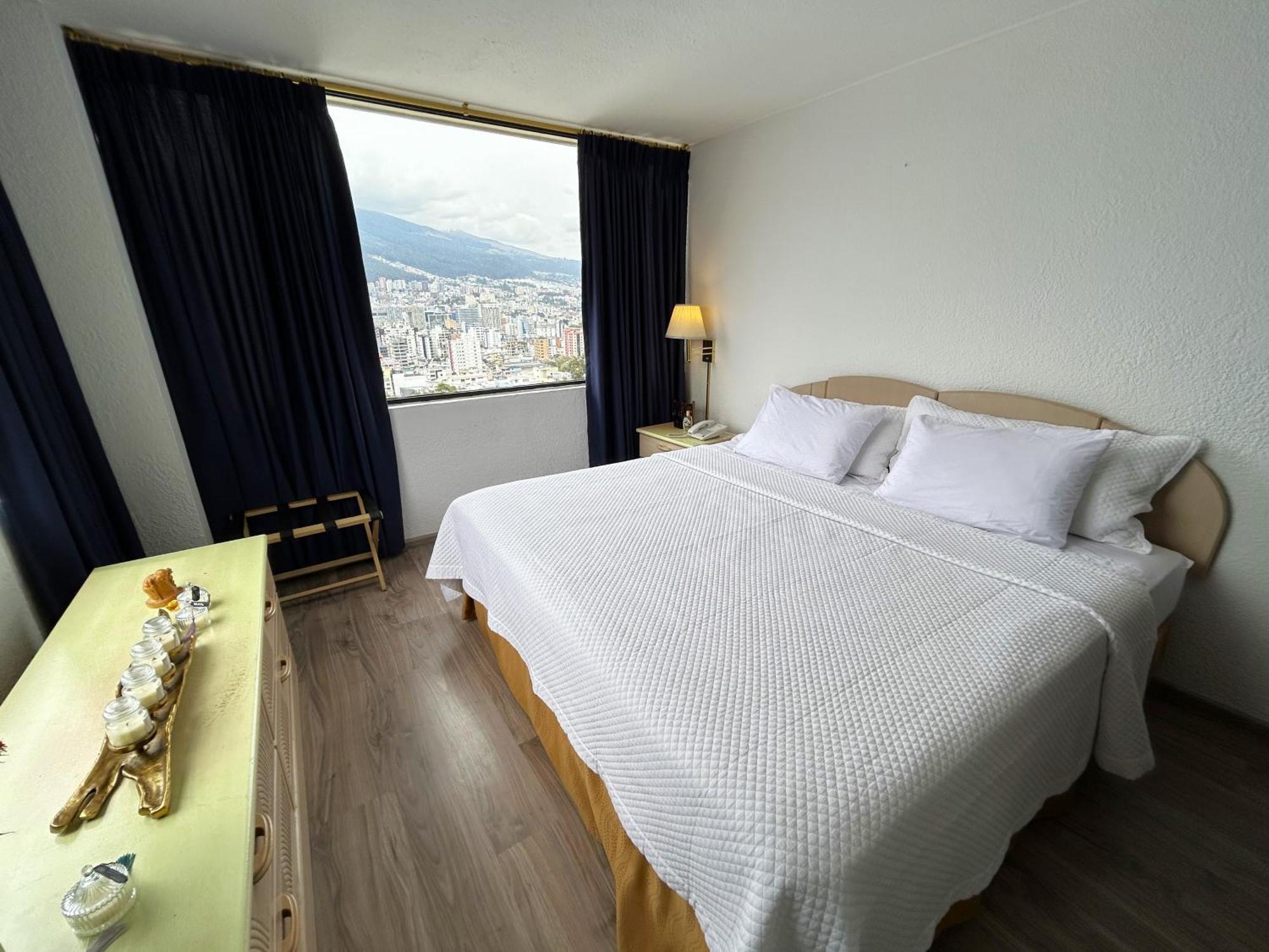 Stanford Suites Hotel Quito Quarto foto